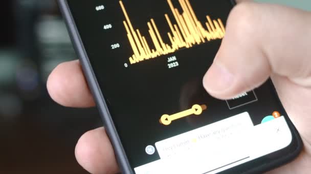 Навигация Карте Кибератак Смартфоне Показывает Различную Техническую Информацию Один Центре — стоковое видео