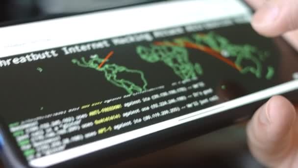 Cyber Attack Karta Navigering Smartphone Visar Visa Olika Teknisk Information — Stockvideo