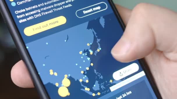 Navigare Hartă Atacurilor Cibernetice Smartphone Afișează Diverse Informații Tehnice Hes — Videoclip de stoc