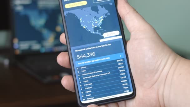 Navegación Del Mapa Ataque Cibernético Smartphone Muestra Varias Informaciones Técnicas — Vídeo de stock