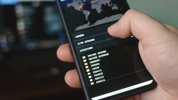 スマートフォンのサイバー攻撃マップナビゲーション ディスプレイには様々な技術情報が表示されます システムコントロールセンターにいるHesone ブラックマジックRawシネマカメラで撮影 — ストック動画