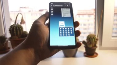 Hacker telefonda programlama kodu yazıyor. IT şirketinin güvenlik sistemini kırın.