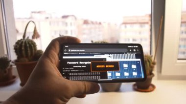 Hacker telefonda programlama kodu yazıyor. IT şirketinin güvenlik sistemini kırın.