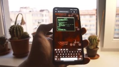 Hacker telefonda programlama kodu yazıyor. IT şirketinin güvenlik sistemini kırın.