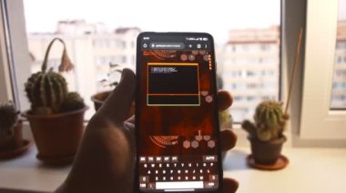 Hacker telefonda programlama kodu yazıyor. IT şirketinin güvenlik sistemini kırın.
