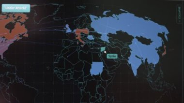 Siber saldırı için farklı hedefleri olan bir dünya haritası. Hackleme ve teknoloji konsepti. Makro monitör piksellerine ateş ediyor. Panik etkisi.