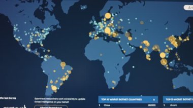 Suçlu Hacker, devlet ve büyük şirket sunucularına küresel çapta veri sızıntısı saldırısı düzenlemek için bir dünya haritasına işaret ederek bilgisayar kullanıyor. Karanlık oda bilgisayarlarla çevrili. Yüksek kalite 4k görüntü.