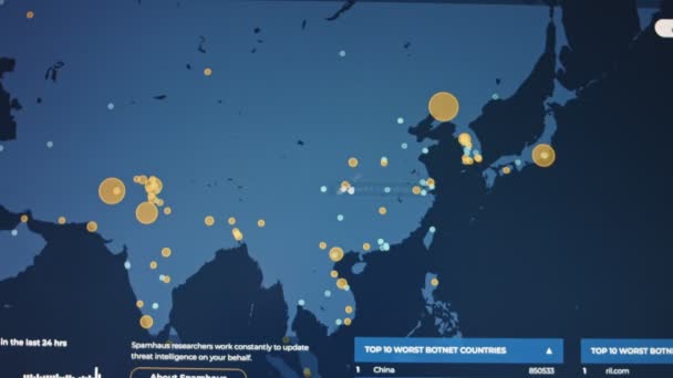 Kriminella Hackare Med Hjälp Datorn Pekar Världskarta För Att Organisera — Stockvideo