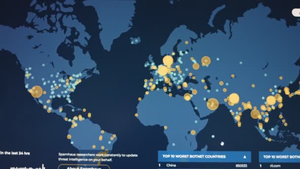 Εγκληματίας Hacker Χρησιμοποιώντας Υπολογιστή Που Δείχνει Έναν Παγκόσμιο Χάρτη Για — Αρχείο Βίντεο
