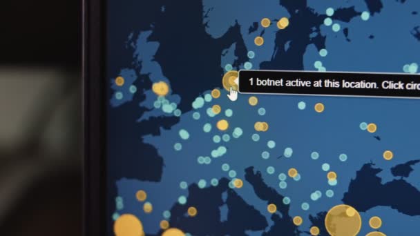 Kryminalny Haker Używający Komputera Wskazującego Mapę Świata Zorganizowania Globalnego Ataku — Wideo stockowe