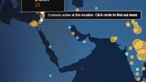 Kriminální Hacker Pomocí Počítače Ukazující Mapu Světa Pro Organizování Masivního — Stock video