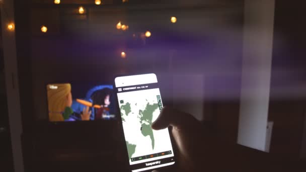 Världskarta Med Olika Mål För Cyberattack Telefon Hacka Och Teknik — Stockvideo