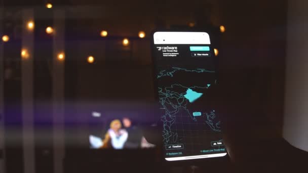 携帯電話でのサイバー攻撃のための異なるターゲットを持つ世界地図 ハッキングと技術コンセプト モニターピクセルでのマクロ撮影 パニック効果 — ストック動画