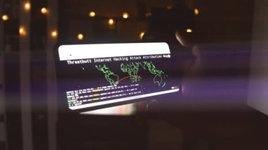 Telefonda siber saldırı için farklı hedeflere sahip bir dünya haritası. Hackleme ve teknoloji konsepti. Makro monitör piksellerine ateş ediyor. Panik etkisi.