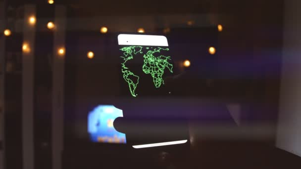 世界地图上有不同的网络攻击目标 黑客和技术概念 宏射击监视器像素 恐慌的影响 — 图库视频影像