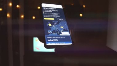 Telefonda siber saldırı için farklı hedeflere sahip bir dünya haritası. Hackleme ve teknoloji konsepti. Makro monitör piksellerine ateş ediyor. Panik etkisi.