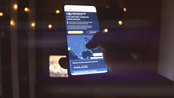 Wereldkaart Met Verschillende Doelen Voor Cyberaanvallen Telefoon Hacken Technologie Concept — Stockvideo