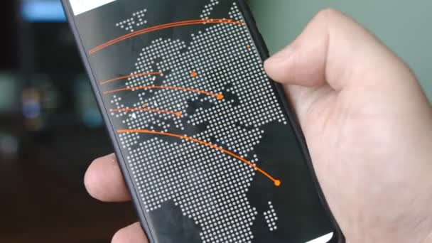 智能手机上的网络攻击地图导航 显示各种技术信息 他一个人住在系统控制中心 在黑魔法电影摄像机上拍摄 — 图库视频影像