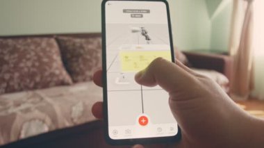 Robot Süreç Otomasyonu. Robotların çalışma sürecini cep telefonundan öğreniyorum. Modern konsept