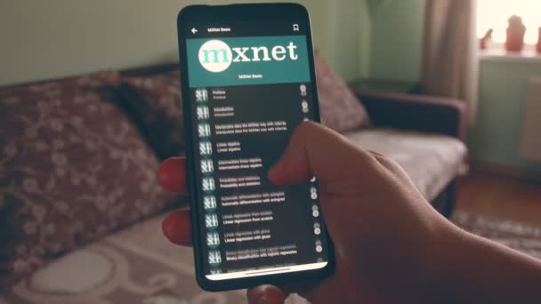 Mxnetについて Aiにおける深層学習 機械学習 携帯電話の画面に関する情報ガイド — ストック動画