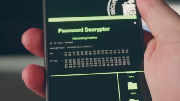 密码解密的工作原理和解码密码 手机黑屏上绿色代码 — 图库视频影像