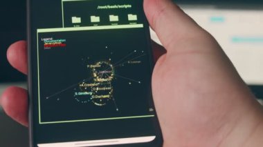 Güvenli, zapt et, koru. Hacker cep telefonunda bir veritabanı üzerinde çalışıyor