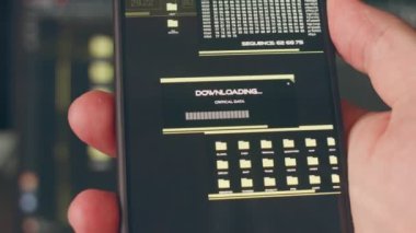 İnternet suçu konsepti. Cep telefonundan kritik veriler indiriliyor
