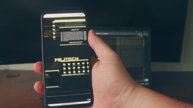 İnternet suçu konsepti. Cep telefonundan kritik veriler indiriliyor