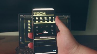 Güvenli, zapt et, koru. Ağ alınıyor. Hacker cep telefonunda ağ kurmaya çalışıyor