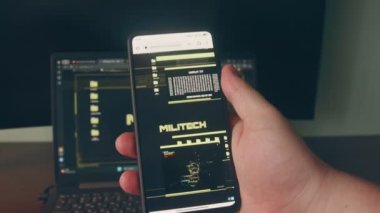 Güvenli, zapt et, koru. Hacker cep telefonunda bir veritabanı üzerinde çalışıyor