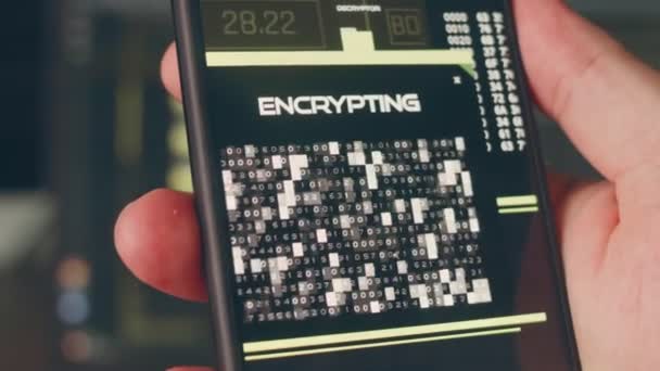 Şifreleniyor Cep Telefonu Siyah Ekranında Yeşil Renkli Kod — Stok video
