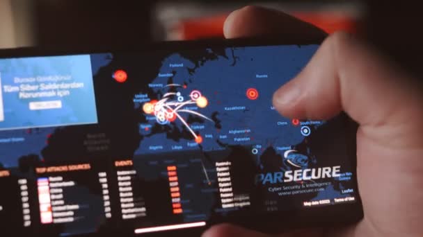 Attacker Över Europa Kameran Filmade Mobilskärmen Cybersäkerhetskoncept — Stockvideo