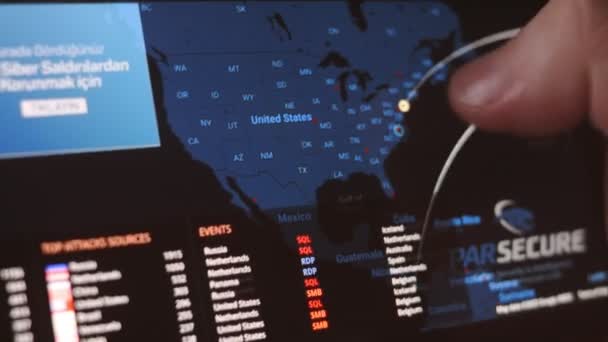网络攻击美国上空 相机拍摄移动屏幕 网络安全概念 — 图库视频影像