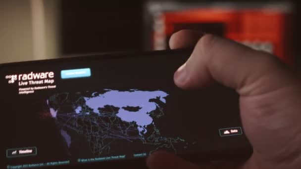 Kybernetické Útoky Mapu Světa Fotoaparát Natočil Mobilní Obrazovku Koncept Kybernetické — Stock video