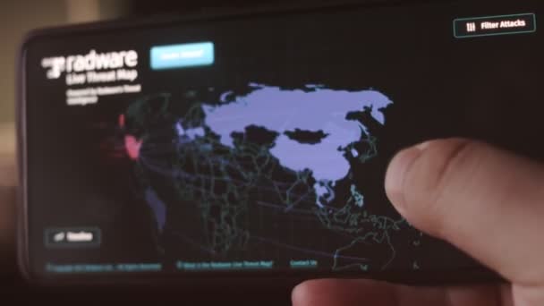 世界地図上のサイバー攻撃 カメラは移動式スクリーンを撃ちました サイバーセキュリティコンセプト — ストック動画