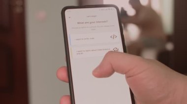 ChatGPT ve veri bilimi. ChatGPT ve veri bilimi hakkında mobil ekranda bilgi öğreniliyor