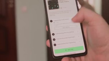 Veri bilimi. Mobil ekranda veri bilimi hakkında bilgi öğreniliyor