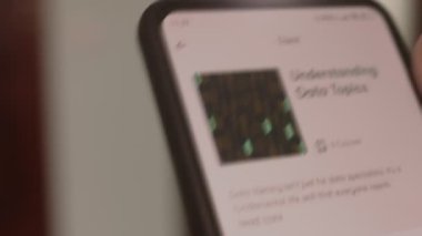 Yapay zeka ve veri bilimi. Mobil ekranda yapay zeka ve veri bilimi hakkında bilgi öğreniliyor