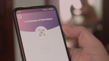 Veri bilimi. Mobil ekranda yeni başlayanlar için veri bilimi hakkında bilgi edinmek. Makro çekim