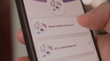 Veri bilimi. Mobil ekranda yeni başlayanlar için veri bilimi hakkında bilgi edinmek. Makro çekim