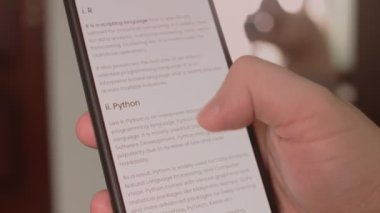 Yapay zeka ve makine öğrenme endüstrisinde kullanılan en popüler programlama dillerinin listesi. Cep telefonu ekranı