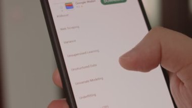 Cep telefonu ekranında makine öğrenme araçları listesi