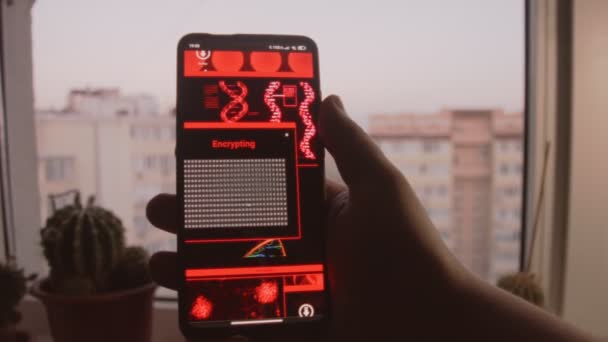 Κρυπτογράφηση Δεδομένα Για Biohazard Στο Κινητό Τηλέφωνο Εικονογράφηση Περιστρεφόμενου Rna — Αρχείο Βίντεο