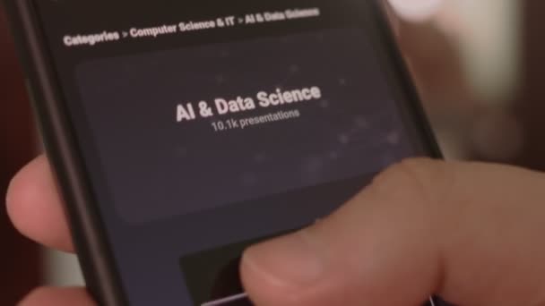 Data Science 移动屏幕上人工智能和数据科学的信息搜索 — 图库视频影像