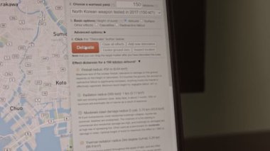 Tokyo üzerinde Kuzey Kore 'nin nükleer bomba patlaması simülasyonu. Nükleer savaş ve tehdit kavramı. Tokyo, Japonya Haritası.