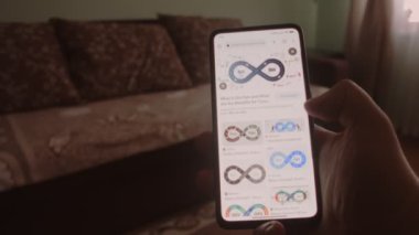 Devop 'lar. Cep telefonu ekranında DevOps hakkında bilgi aranıyor