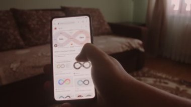 Devop 'lar. Cep telefonu ekranında DevOps hakkında bilgi aranıyor