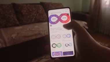 Devop 'lar. Cep telefonu ekranında DevOps hakkında bilgi aranıyor