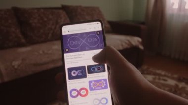 Devop 'lar. Cep telefonu ekranında DevOps hakkında bilgi aranıyor
