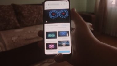 Devop 'lar. Cep telefonu ekranında DevOps hakkında bilgi aranıyor